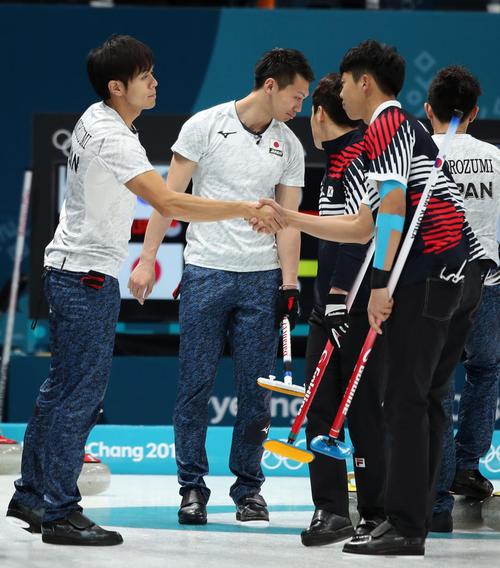 日本対韓国　韓国に敗れ相手選手と握手を交わす両角友（左）（撮影・ＰＮＰ）
