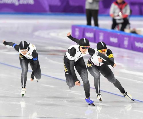 ゴールへ駆け込む、左から高木菜、高木美、佐藤（撮影・山崎安昭）
