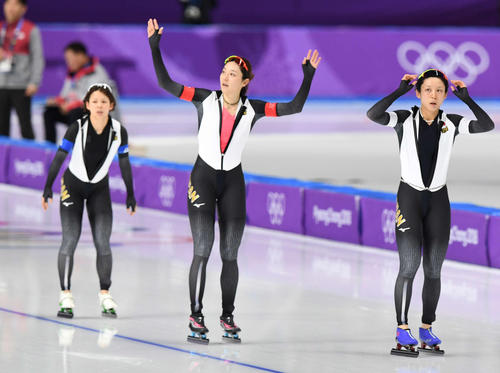 女子団体追い抜き準決勝　カナダに勝利し、ゴールして声援に応える、左から高木菜、菊池、高木美（撮影・山崎安昭）