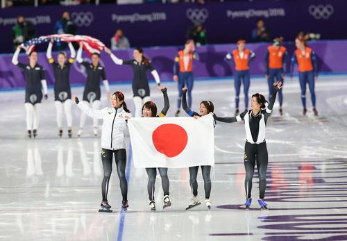 金メダルを獲得し歓喜する左から菊池、佐藤、高木菜、高木美（撮影・黒川智章）