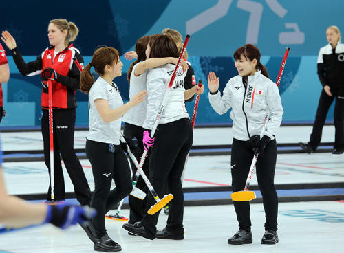 平昌五輪　カーリング１次リーグ　日本対スイス　左から鈴木夕湖、吉田知那美、藤沢五月、吉田夕梨花（撮影・ＰＮＰ）