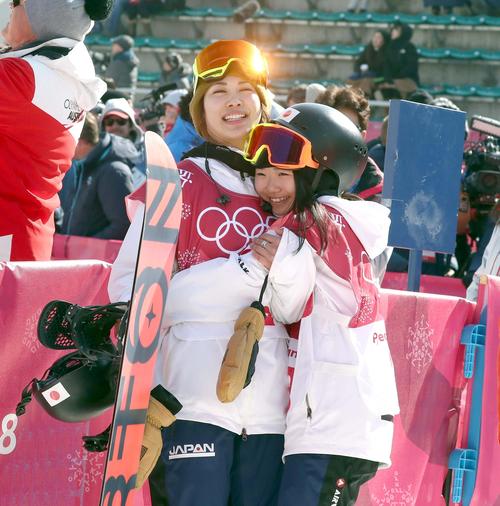 ４位の岩渕（右）は７位の藤森と笑顔で抱き合う（撮影・黒川智章）