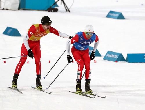 ３走の山元（左）からアンカーの渡部暁にタッチ（撮影・黒川智章）