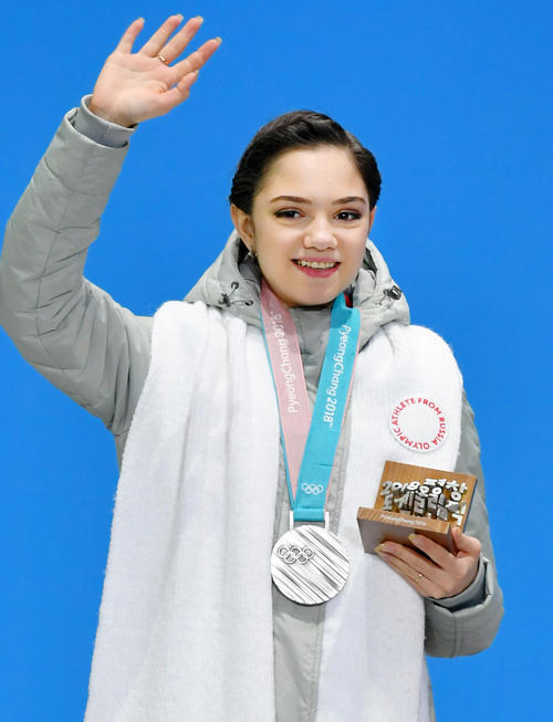 平昌冬季五輪のフィギュアスケート女子で獲得した銀メダルを胸に歓声に応えるＯＡＲのエフゲニア・メドベージェワ（共同）