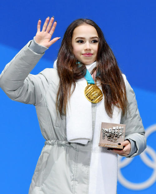 平昌冬季五輪のフィギュアスケート女子で獲得した金メダルを胸に歓声に応えるＯＡＲのアリーナ・ザギトワ（共同）