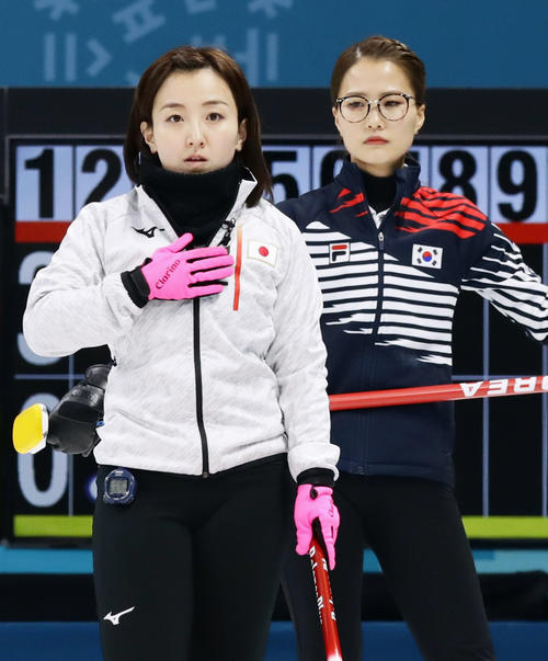 第２エンド、ストーンの行方を見つめる藤沢（左）と藤沢を見つめる韓国の金ウンジョン（共同）