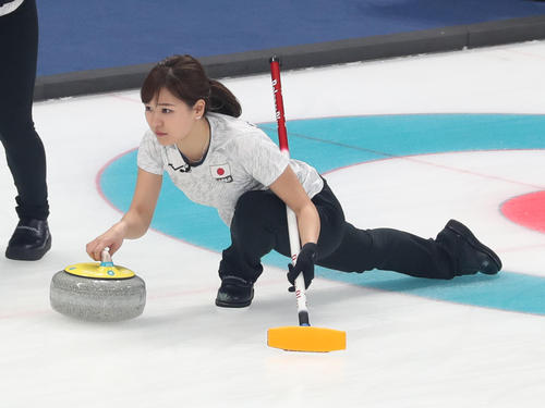 日本対韓国　第２エンド、ショットを放つサード吉田知（撮影・河野匠）