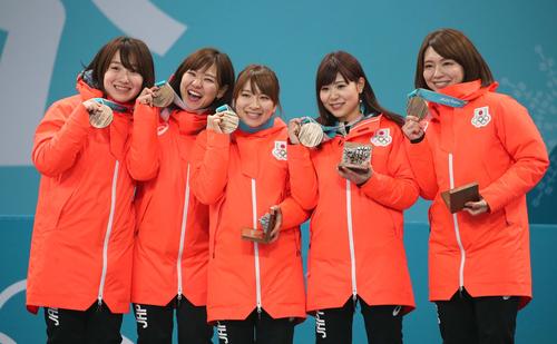 銅メダルを笑顔で掲げる左から藤沢、吉田知、鈴木、吉田夕、本橋（撮影・黒川智章）