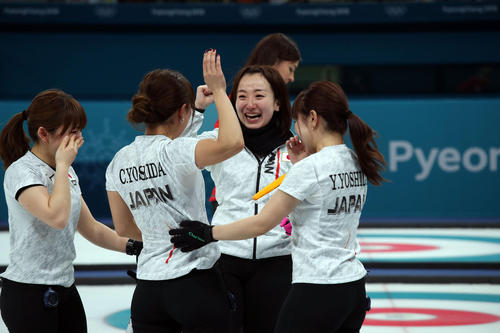 英国を下して銅メダルが決まり喜び合う藤沢五月（右から２人目）。左から鈴木、吉田知、１人おいて吉田夕（撮影・ＰＮＰ）