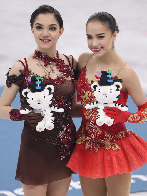 フィギュアスケート女子シングルのフラワーセレモニーを終え記念撮影に納まるメドベージェワ（左）とザギトワ（撮影・河野匠）