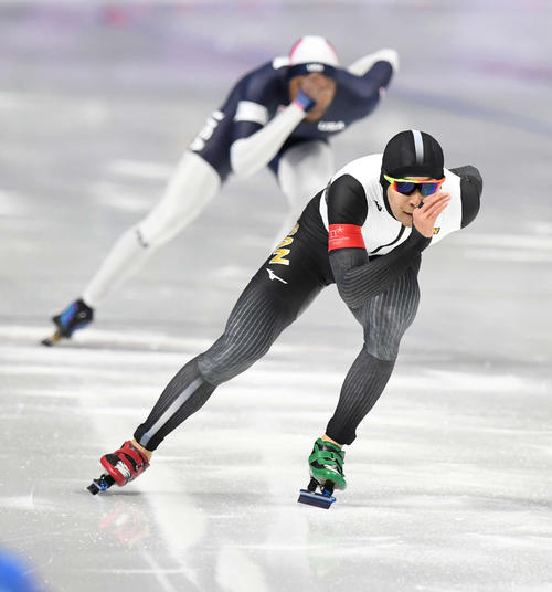 男子１０００メートルでレースをする小田（手前）（撮影・山崎安昭）