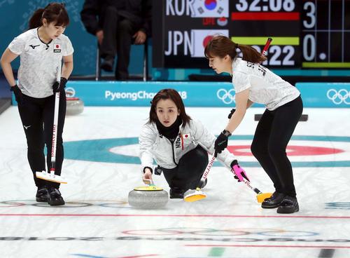 ショットを放つスキップの藤沢五月。吉田夕梨花、右は鈴木夕湖（撮影・黒川智章）