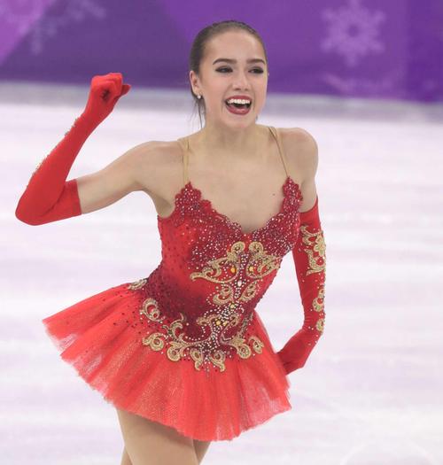 女子フリーの演技終え、力強いガッツポーズを見せるザギトワ（撮影・河野匠）