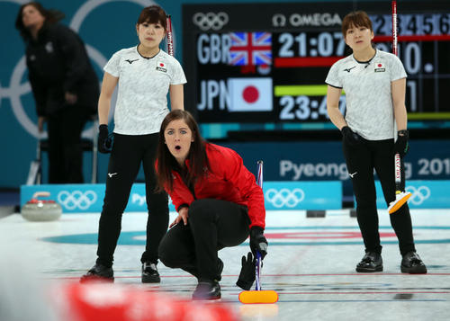 指示を送る英国のイブ・ミュアヘッド（中央）。後方左は吉田夕、同右は鈴木（撮影・ＰＮＰ）