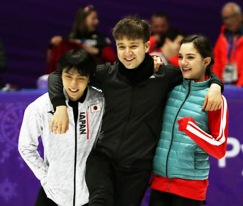 エキシビジョン練習中に肩を組んで笑顔を見せる、左から羽生結弦、ミーシャ・ジー、メドベージェワ（撮影・ＰＮＰ）