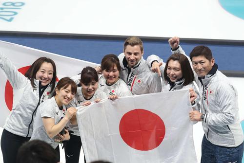 日本対英国　英国を下して銅メダルを獲得した日本チームは、日の丸を掲げて記念撮影する（撮影・河野匠）