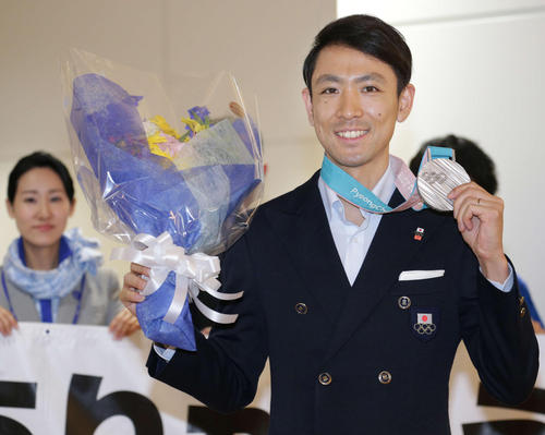 メダルを手に羽田空港に降り立った渡部暁（撮影・中島郁夫）