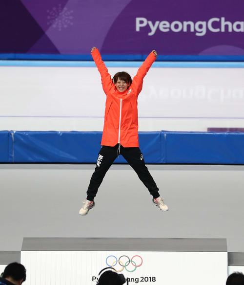 金メダルに輝き、表彰台で大ジャンプする高木菜（撮影・黒川智章）