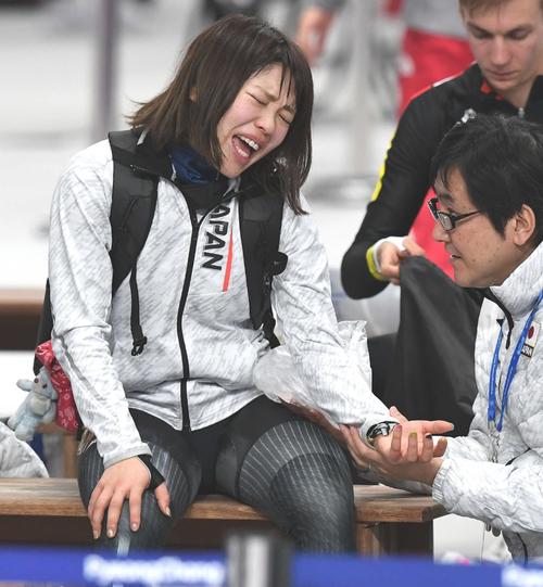 女子マススタート準決勝　転倒した佐藤は左肘の痛さと悔しさで涙を流す（撮影・山崎安昭）