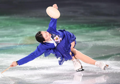 エキシビションで韓国伝統衣装で踊るスケーター（撮影・山崎安昭）