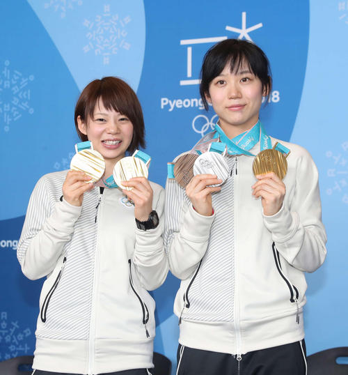 記者会見を終え、姉妹で獲得した５枚のメダルを手に記念撮影に納まる高木菜（左）と高木美（撮影・河野匠）