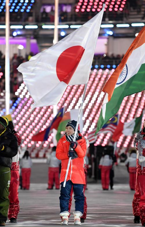 平昌冬季五輪の閉会式で日の丸を持つスピードスケートの小平奈緒（共同）