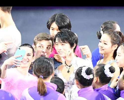 エキシビションを終えた羽生（中央）は出演者に記念撮影を頼まれる（撮影・山崎安昭）
