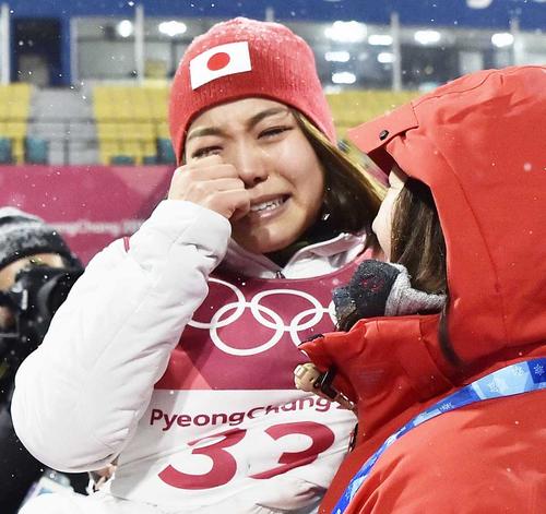 ジャンプ女子で銅メダルを獲得し山田いずみコーチに抱きかかえられ涙を流す高梨沙羅（共同）
