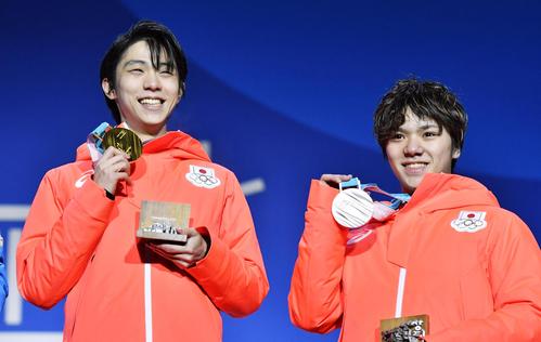 金メダルを手に笑顔の羽生結弦（左）と銀メダルの宇野昌磨（共同）
