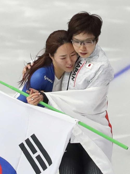 優勝した小平（右）は２位の李相花と健闘をたたえ合い抱き合う（撮影・河野匠）