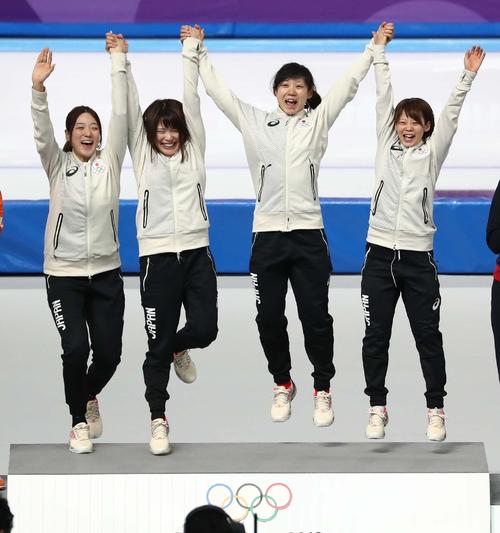 金メダルに輝き表彰台で跳び上がる、左から菊池、佐藤、高木美、高木菜（撮影・黒川智章）