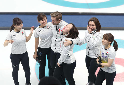 銅メダルを獲得した日本の藤沢（右から３人目）は天を仰ぐ。左から吉田夕、吉田知、リンド・コーチ、１人おいて本橋、鈴木（撮影・河野匠）