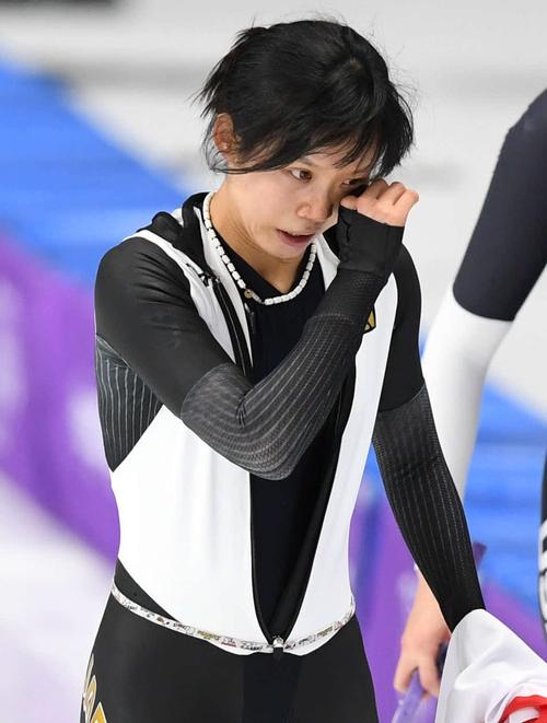 女子１５００メートルで銀メダルとなり涙を拭う高木美（撮影・山崎安昭）