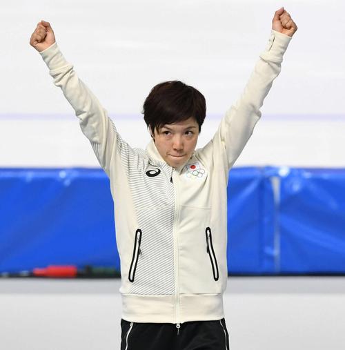 女子１０００ メートル で２位小平は表彰台でガッツポーズ（撮影・山崎安昭）