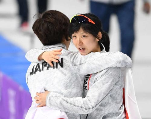 女子１０００メートルを終え抱き合う小平（左）と高木美（撮影・山崎安昭）
