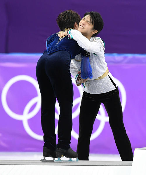 金メダルに輝いた羽生（右）は銀メダルの宇野と抱き合って喜ぶ（撮影・山崎安昭）