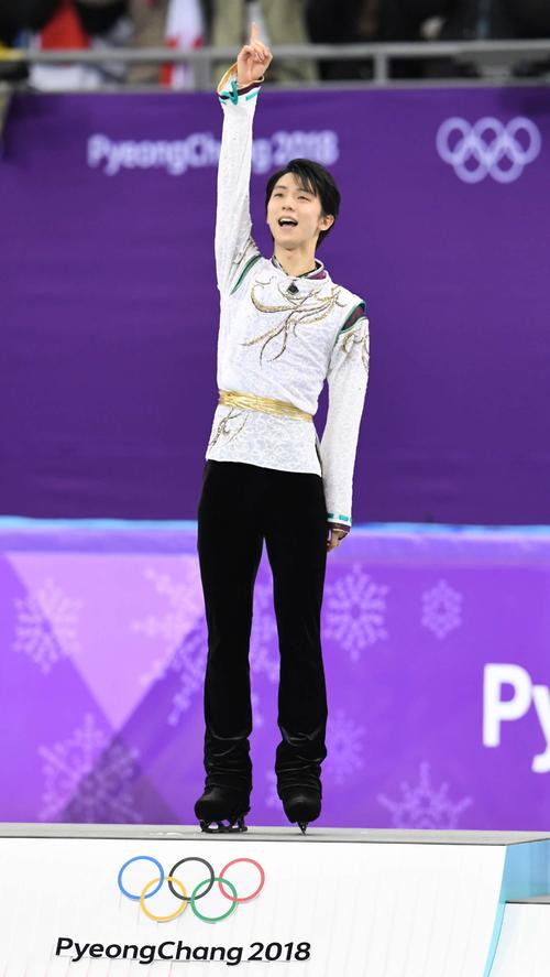 羽生は表彰台で１番ポーズ（撮影・山崎安昭）