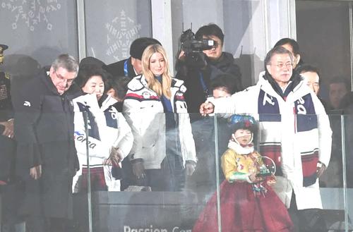 閉会式に出席したトランプ米大統領の娘イバンカ大統領補佐官（中央）。右は文在寅・韓国大統領、左端はバッハＩＯＣ会長（撮影・山崎安昭）