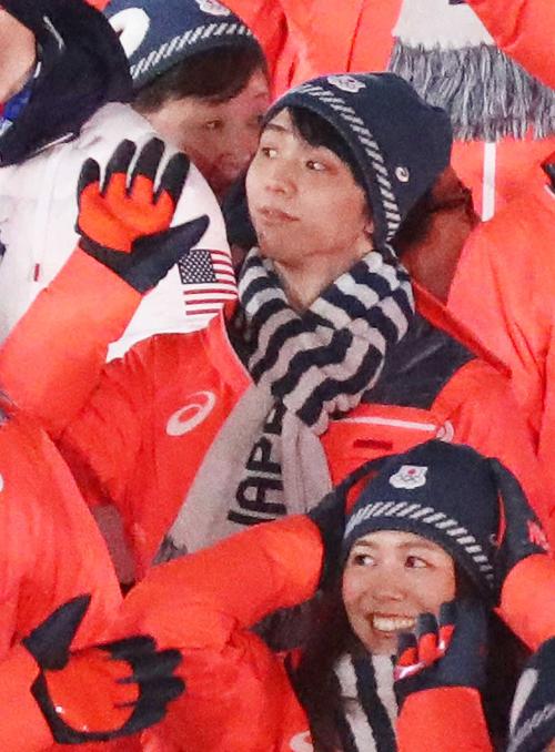 閉会式で手を振りながら歩く羽生（撮影・河野匠）