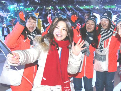 平昌五輪の閉会式で関係者との記念撮影に納まる、左から菊池純、１人おいて菊池悠、菊池彩（撮影・河野匠）