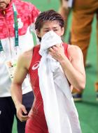 女子５３キロ級決勝　五輪４連覇を逃した吉田沙保里は涙を拭いながら引き揚げる（撮影・菅敏）