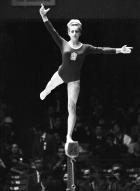 ６４年東京五輪体操女子、平均台の演技を行うチャスラフスカさん