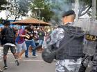 リオデジャネイロ市の隣、ドゥケ・デ・カシーアスで、聖火リレーの一団に抗議するデモ隊に対して催涙弾などで制圧する警官隊（住民提供）