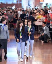 卓球代表が帰国　福原愛「プレッシャーがあった」 - 卓球 : 日刊スポーツ