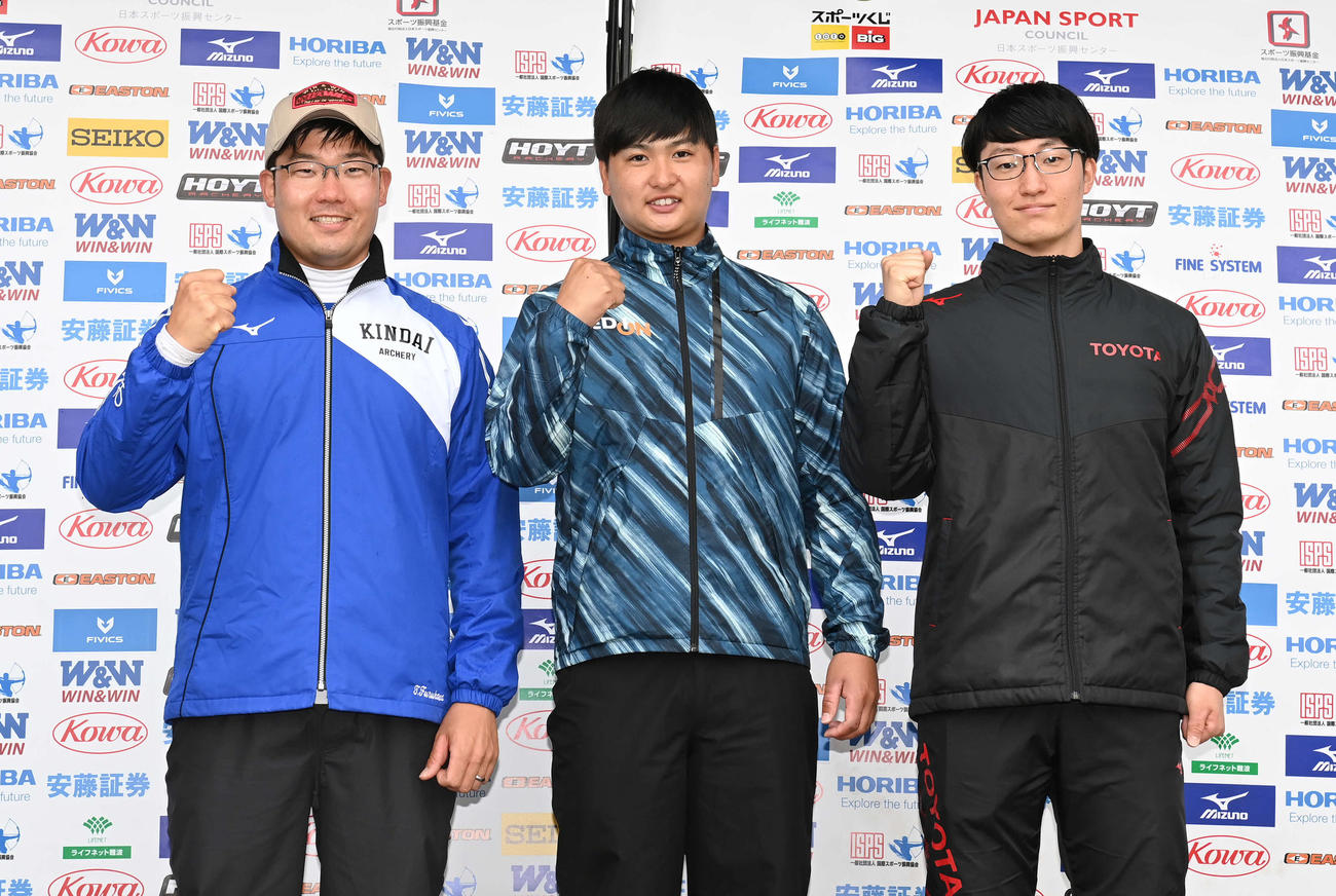アーチェリーの東京五輪代表に決まり、笑顔でガッツポーズする選手たち。左から古川、河田、武藤（撮影・鈴木みどり）