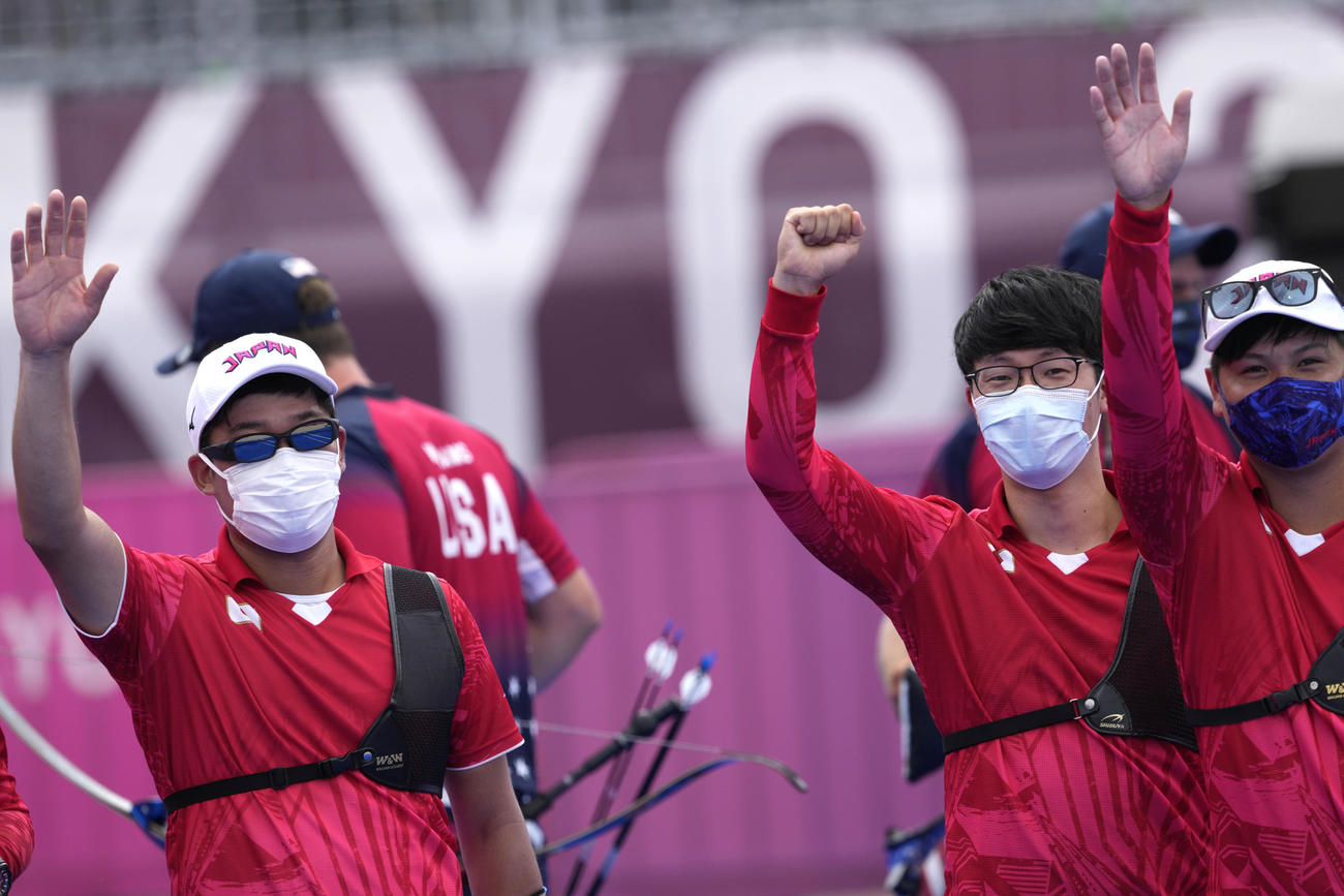 アーチェリー男子団体　準々決勝で勝利し喜ぶ河田悠希、古川高晴、武藤弘樹（AP）