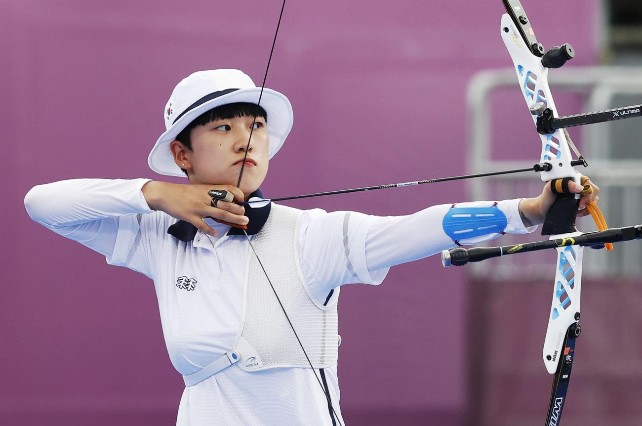 女子個人決勝　的を狙う韓国の安山。金メダルを獲得し、3冠を達成した（共同）