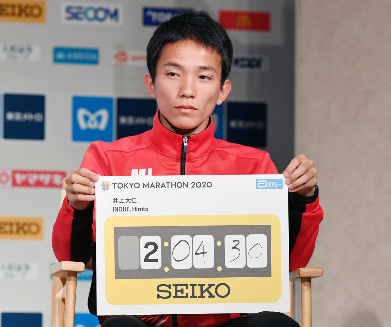 東京マラソン2020　プレスカンファレンスで目標記録を記したパネルを手にする井上（撮影・滝沢徹郎）