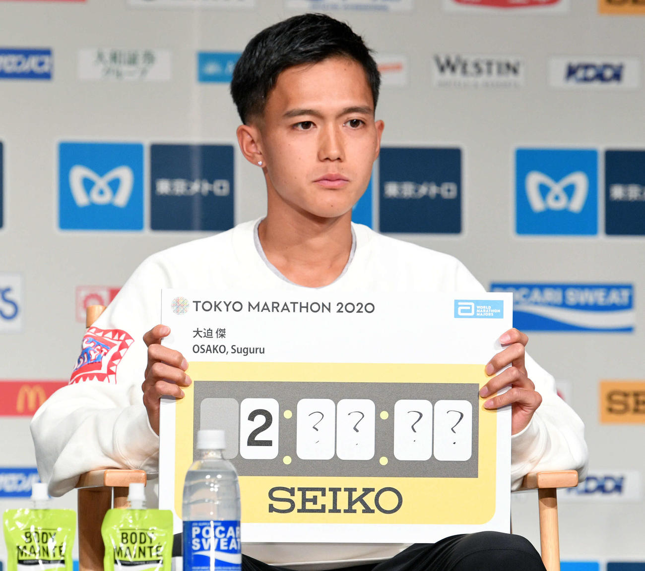 東京マラソン2020　プレスカンファレンスで目標記録を「？」と記した大迫（撮影・滝沢徹郎）