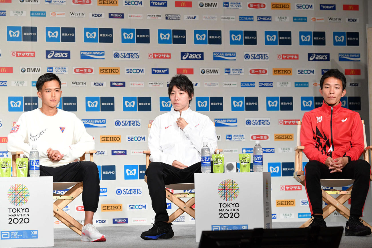 2月28日、東京マラソンの会見に臨む、左から大迫、設楽、井上（撮影・滝沢徹郎）
